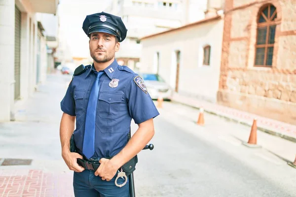 Młody Przystojny Policjant Mundurze Policyjnym Stojąc Poważnym Wyrazem Twarzy Ulicy — Zdjęcie stockowe