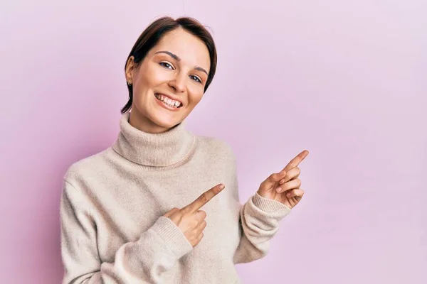 Joven Morena Con Pelo Corto Vistiendo Suéter Casual Invierno Sonriendo — Foto de Stock