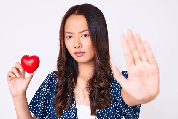 Jong Mooi Chinees Meisje Houden Hart Met Open Hand Doen — Stockfoto