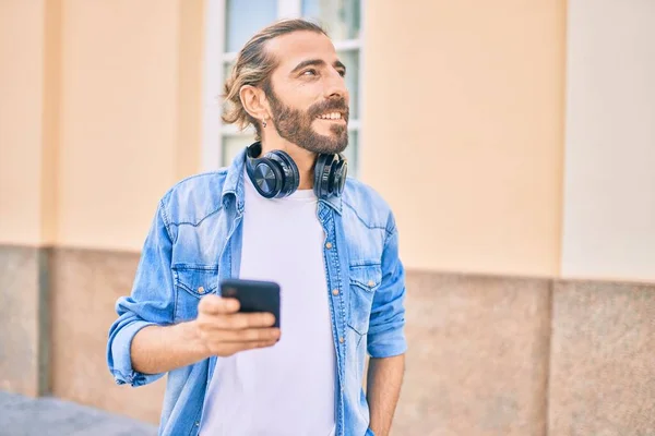 Jeune Homme Moyen Orient Utilisant Smartphone Écouteurs Ville — Photo