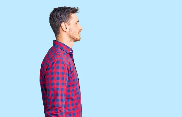 Jovem Bonito Com Urso Vestindo Camisa Casual Olhando Para Lado — Fotografia de Stock