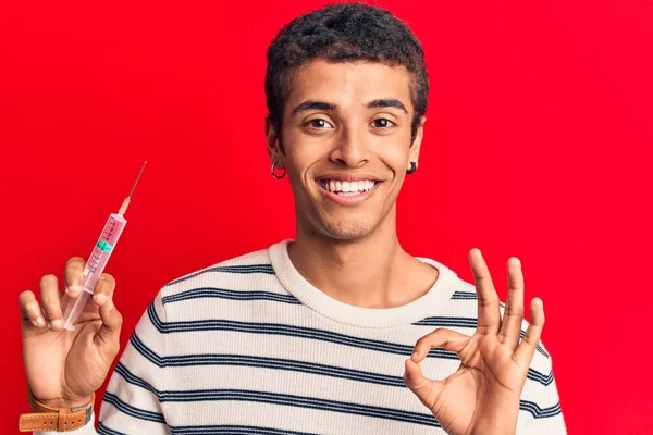 Jonge Afrikaans Amerikaanse Man Met Injectiespuit Doet Het Goed Teken — Stockfoto