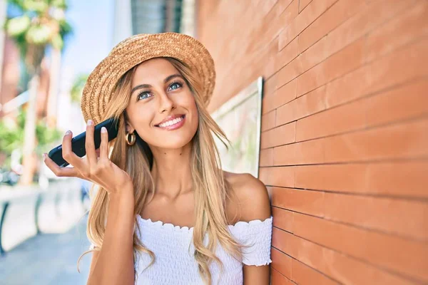 Joven Chica Turista Rubia Sonriendo Feliz Escuchando Mensaje Audio Utilizando —  Fotos de Stock
