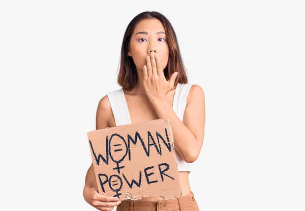 Молодая Красивая Китаянка Держащая Руках Женское Знамя Силы Прикрывающее Рот — стоковое фото