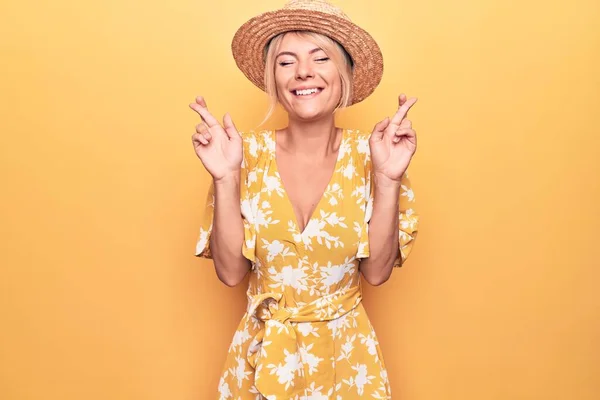 Krásná Blondýnka Dovolené Letním Klobouku Šaty Přes Žluté Pozadí Gestikulující — Stock fotografie