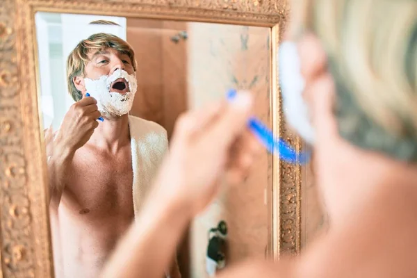 Hombre Rubio Guapo Mirando Espejo Baño Ahorro Usando Espuma Afeitadora — Foto de Stock