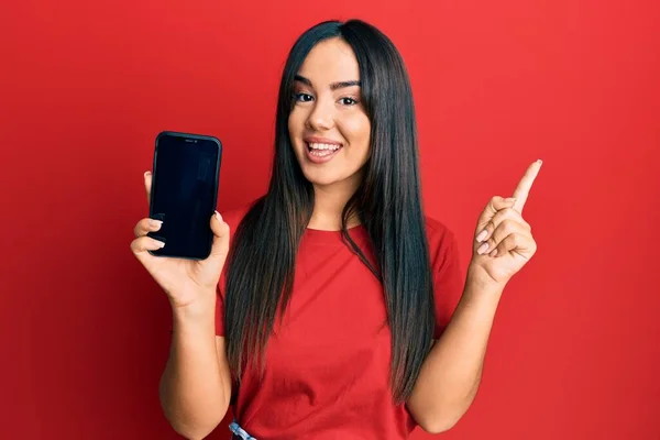 Junge Schöne Hispanische Mädchen Mit Smartphone Zeigt Bildschirm Lächelnd Glücklich — Stockfoto
