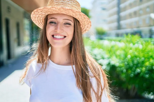 Genç Sarışın Kadın Tatilde Gülümsüyor Mutlu Bir Şekilde Caddede Yürüyor — Stok fotoğraf