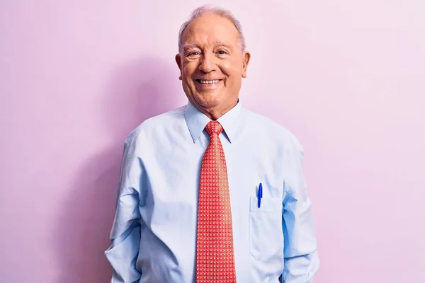Starszy Przystojny Siwowłosy Biznesmen Ubrany Elegancki Krawat Stojący Różowym Tle — Zdjęcie stockowe