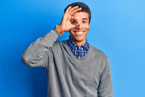 Junger Afrikanisch Amerikanischer Mann Lässiger Kleidung Lächelt Glücklich Dabei Zeichen — Stockfoto