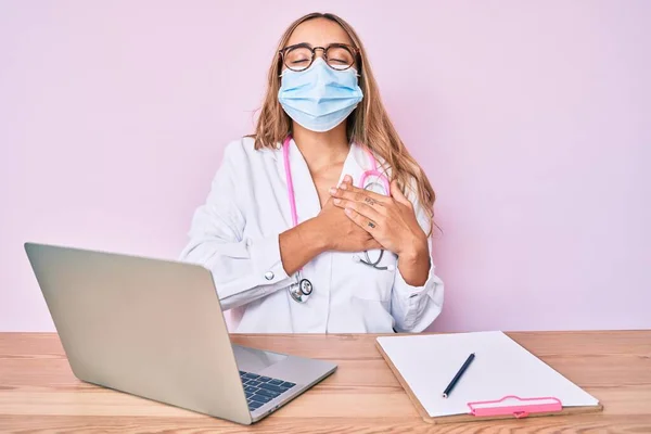 Ung Vacker Blond Kvinna Bär Läkare Uniform Och Medicinsk Mask — Stockfoto