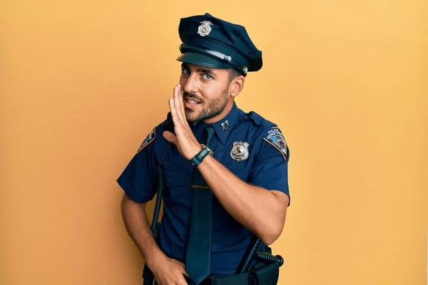 Bonito Hispânico Vestindo Uniforme Policial Mão Boca Contando Boatos Secretos — Fotografia de Stock