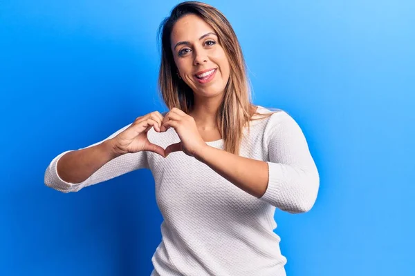 Joven Hermosa Mujer Con Camiseta Casual Sonriendo Amor Haciendo Forma — Foto de Stock