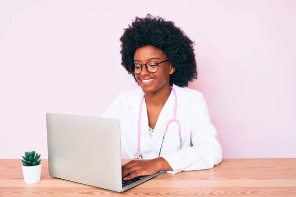 Doktor Steteskobu Giyen Genç Afro Amerikalı Kadın Bilgisayarla Çalışıyor Pozitif — Stok fotoğraf