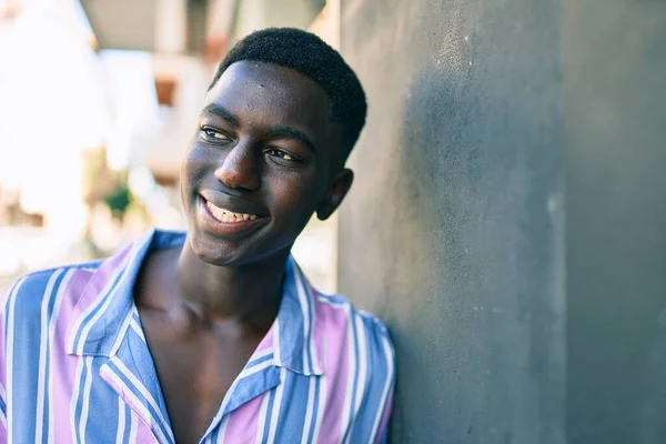 Jeune Homme Afro Américain Souriant Heureux Appuyé Sur Mur Rue — Photo
