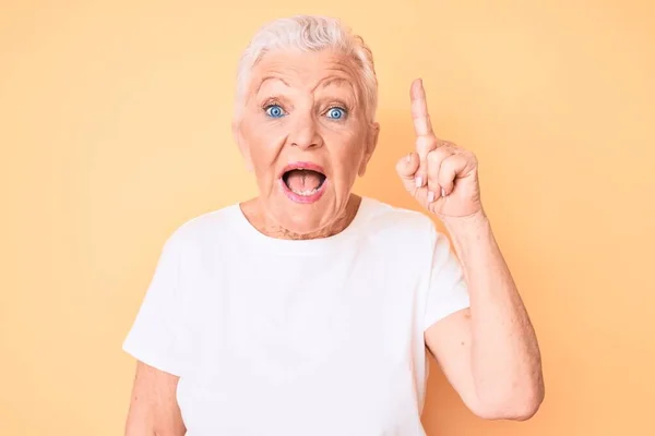 Senior Hermosa Mujer Con Ojos Azules Cabello Gris Con Camiseta — Foto de Stock