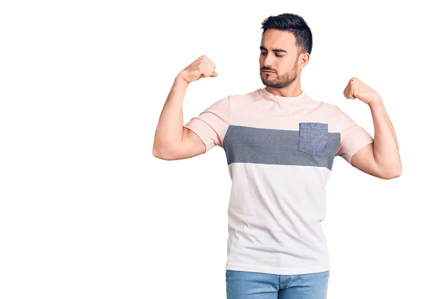 Joven Hombre Guapo Usando Ropa Casual Mostrando Los Músculos Los — Foto de Stock