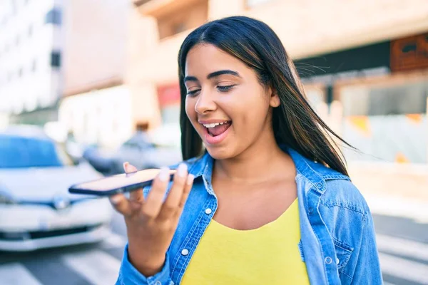 Ung Latinamerikansk Kvinna Ler Glad Skicka Ljud Meddelande Med Hjälp — Stockfoto