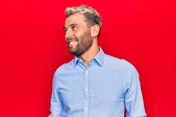 Joven Hombre Guapo Rubio Con Camisa Casual Pie Sobre Fondo —  Fotos de Stock