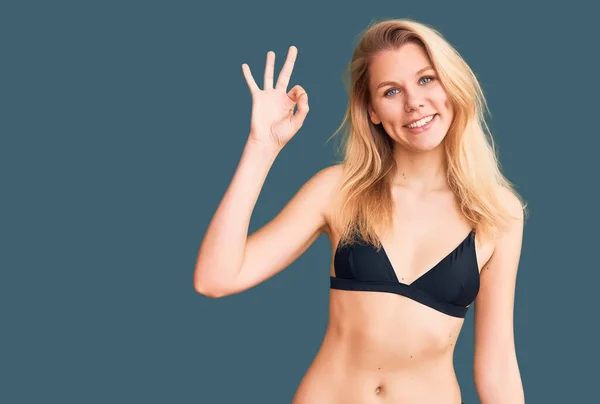 Bikini Giyen Güzel Sarışın Kadın Olumlu Gülümsüyor Parmaklarıyla Işaret Veriyor — Stok fotoğraf