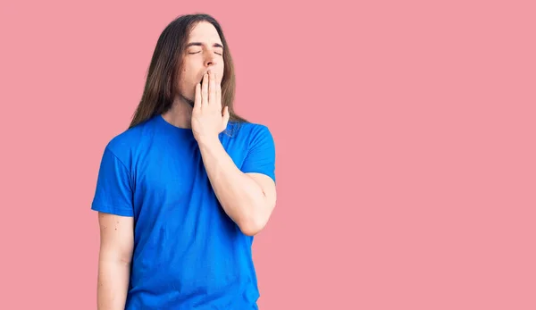 Jonge Volwassen Man Met Lang Haar Draagt Zwemkleding Verveeld Geeuwen — Stockfoto