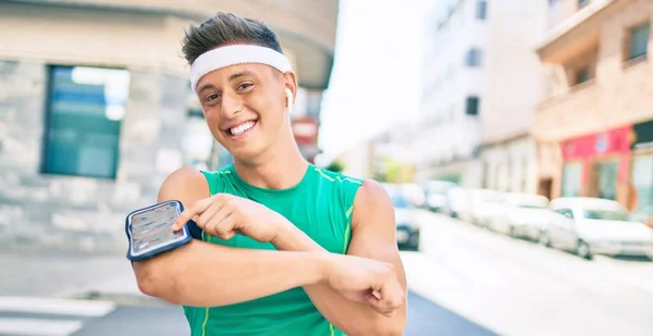 Joven Deportista Hispano Usando Smartphone Auriculares Caminando Por Calle Ciudad — Foto de Stock