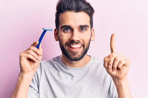 Joven Hombre Guapo Con Barba Sosteniendo Navaja Sonriendo Con Una — Foto de Stock