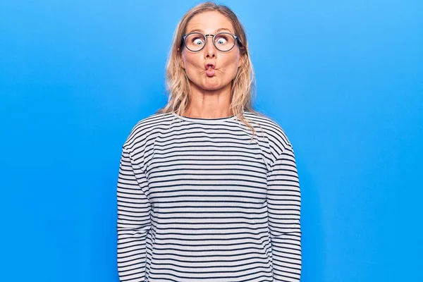 Mujer Rubia Caucásica Mediana Edad Con Suéter Rayas Casual Gafas — Foto de Stock