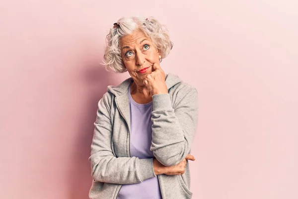 Senior Mujer Pelo Gris Con Ropa Deportiva Casual Cara Seria — Foto de Stock