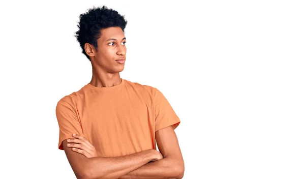 Ung Afrikansk Amerikan Man Bär Casual Kläder Tittar Sidan Med — Stockfoto