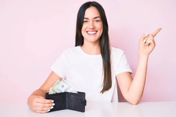 Joven Mujer Caucásica Sentada Mesa Sosteniendo Billetera Con Billetes Dólares — Foto de Stock