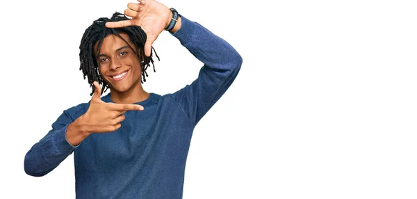 Joven Hombre Afroamericano Vistiendo Suéter Casual Invierno Sonriendo Haciendo Marco — Foto de Stock