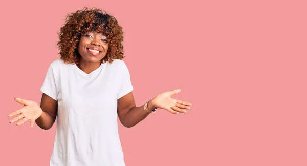 Jonge Afro Amerikaanse Vrouw Draagt Casual Witte Tshirt Clueless Verwarde — Stockfoto