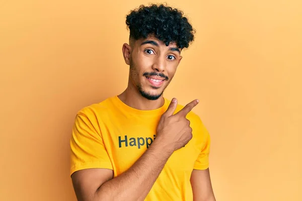 Молодий Арабський Красивий Чоловік Сорочці Щасливим Словом Повідомлення Усміхнений Веселий — стокове фото