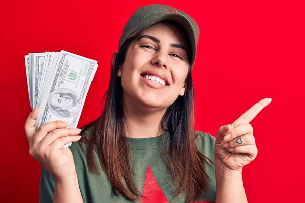 Mujer Vistiendo Camiseta Con Símbolo Comunista Estrella Roja Sosteniendo Montón — Foto de Stock