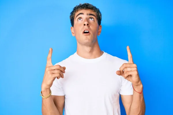 Young Handsome Man Wearing Casual White Shirt Amazed Surprised Looking — Stock Photo, Image