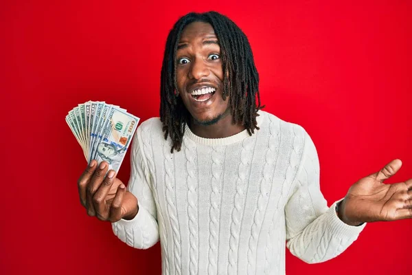 Afro Amerikaanse Man Met Vlechten Met Dollars Vieren Prestatie Met — Stockfoto