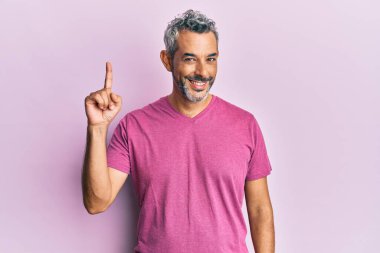 Orta yaşlı, gri saçlı, günlük kıyafetler giyen, başarılı bir fikir olduğunu gösteren bir adam. Heyecanlı ve mutlu. Bir numara.. 