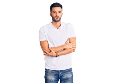 Genç, yakışıklı İspanyol bir adam günlük kıyafetler giyiyor. Kış soğuğu için titriyor ve donuyor. Yüzünde üzgün ve şok ifadesi var. 