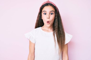 Hoş İspanyol çocuk günlük kıyafetler ve diyabet giymiş. Şaşırtıcı bir ifade, korku ve heyecan dolu bir yüz ifadesiyle şoka uğramış.. 