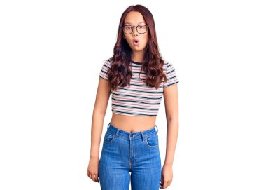 Genç, güzel, sıradan kıyafetler giyen Çinli bir kız ağzı açık kalmış, korkmuş ve şaşırmış. 