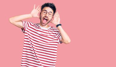 Gündelik giysiler giyen, neşeli gülümseyen, ellerini göstererek bir yuhalama oynayan İspanyol bir genç. Şaşırdım ve çıktım. 