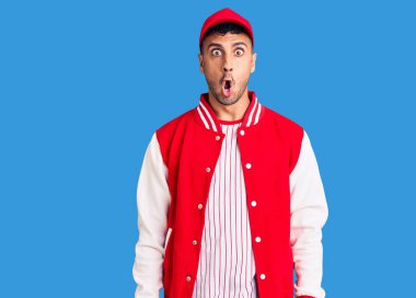 Beyzbol üniforması giyen genç İspanyol adam, korku ve heyecan dolu yüz ifadesiyle korkmuş ve şok olmuştu.. 