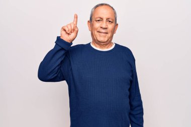 Gri saçlı, sıradan süveter giyen, bir fikri ya da sorusu olan mutlu bir yüzü olan yaşlı bir adam. 