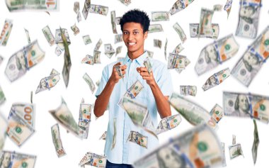 Sıradan kıyafetler giymiş genç Afro-Amerikalı adam mutlu ve komik yüzüyle kamerayı işaret ediyor. iyi enerji ve titreşimler.