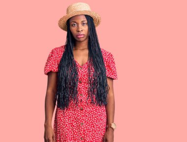 Yazlık şapkalı, kuşkucu ve gergin genç Afrikalı Amerikalı kadın sorun yüzünden üzgün. negatif kişi. 