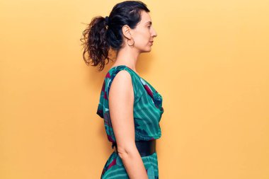 Genç ve güzel İspanyol bir kadın, günlük giysiler giymiş, rahat bir görünüm takınıyor, doğal bir yüz ifadesi ve kendine güvenen bir gülümsemesi var.. 