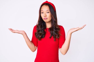 Genç, güzel Çinli bir kız, gündelik giysiler giyiyor, habersiz ve kolları açık, hiçbir fikrim yok ve şüpheli bir yüzüm var.. 