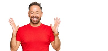 Yakışıklı, orta yaşlı, iş kıyafetleri giymiş kızgın ve kızgın bağıran sinirli, öfkeyle bağıran bir adam. öfke ve agresif konsept. 