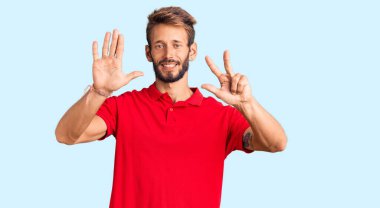 Yakışıklı, sakallı, sıradan kıyafetler giyen, 8 numaralı parmaklarıyla işaret eden, kendinden emin ve mutlu bir adam.. 